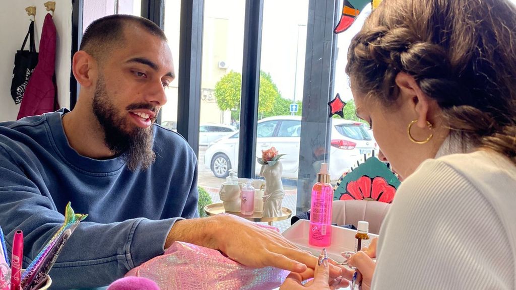 (Mediaset) Borja Iglesias pone a punto sus uñas para la final de Copa a base de esmalte permanente con varios dibujos