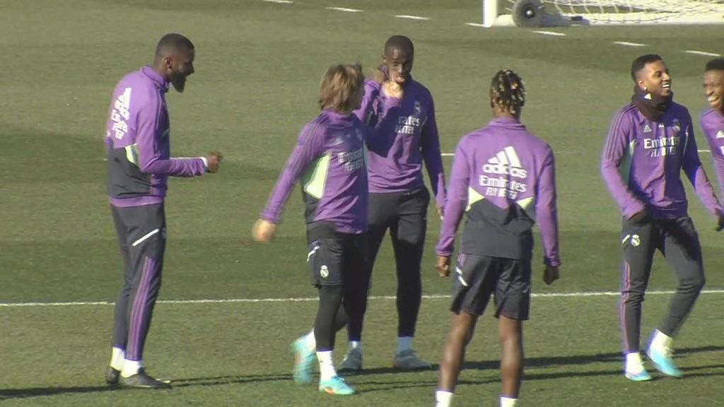 (Mediaset) La peineta de Luka Modric a Mendy durante un rondo del Real Madrid