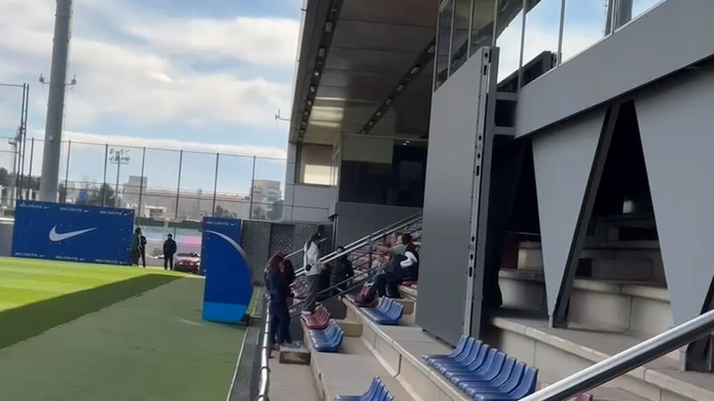 Hansi Flick instala una pantalla gigante para corregir jugadas durante los entrenamientos
