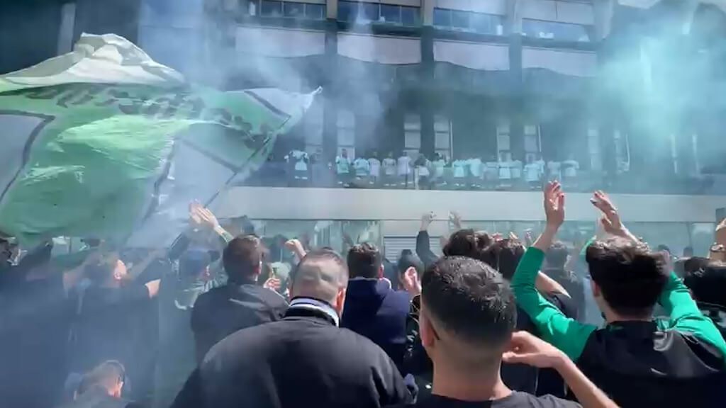 La plantilla del Betis sale a agradecer el apoyo de los hinchas