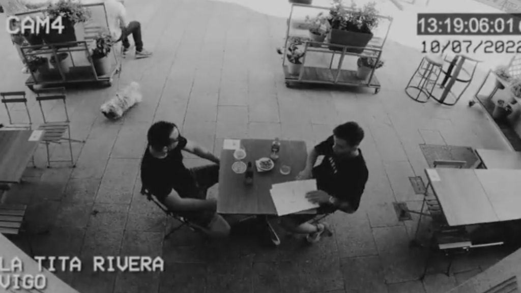 Fran Beltrán, y sus perros Cuco y Perla, protagonistas en la campaña de la nueva camiseta del Celta