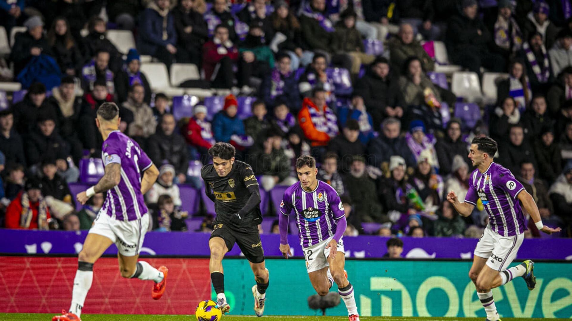 fran_perez_ante_el_real_valladolid_foto_valencia_cf.jpg fran_perez_ante_el_real_valladolid_foto_valencia_cf.jpg