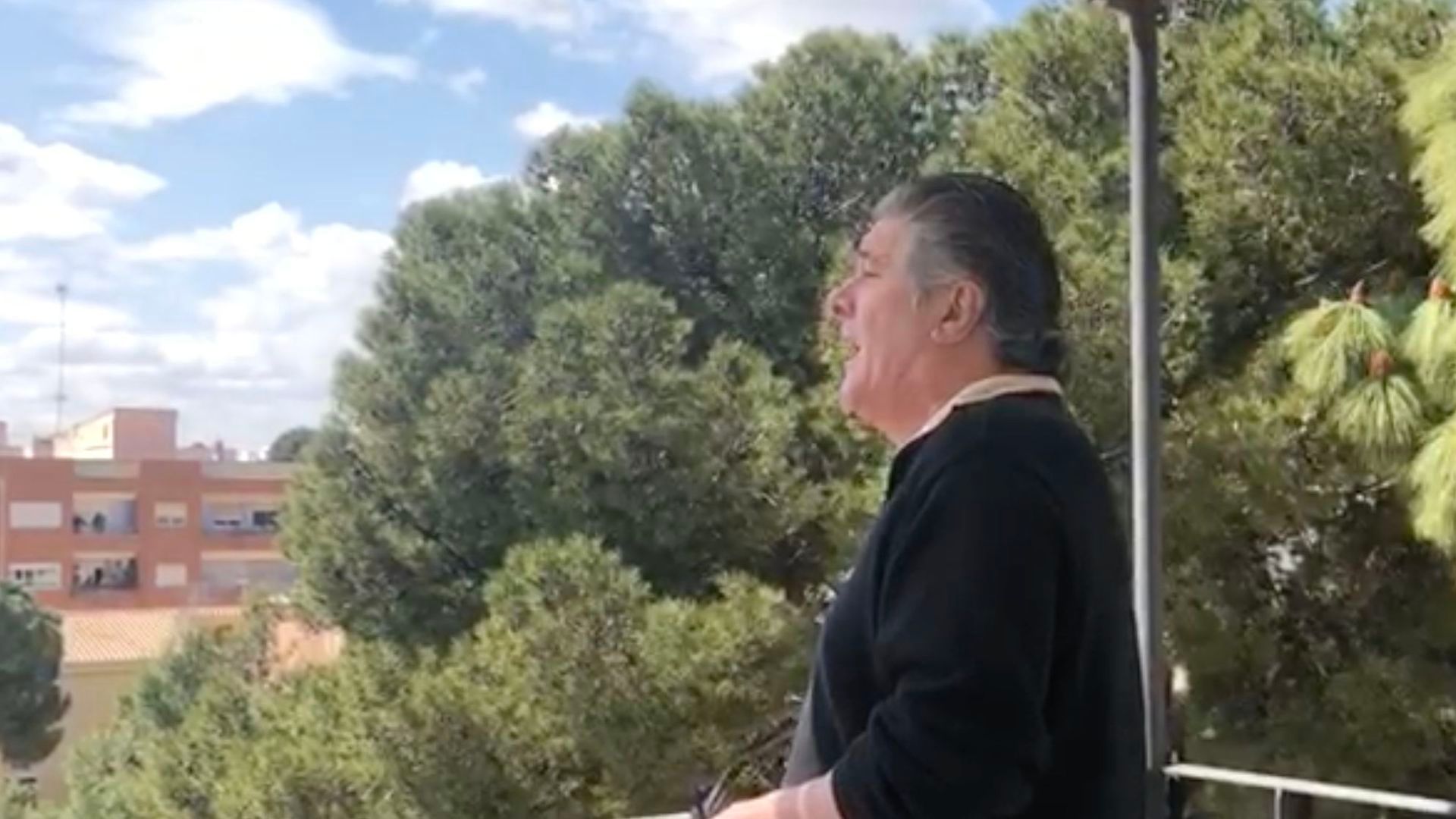 francisco_canta_desde_su_balcon.png