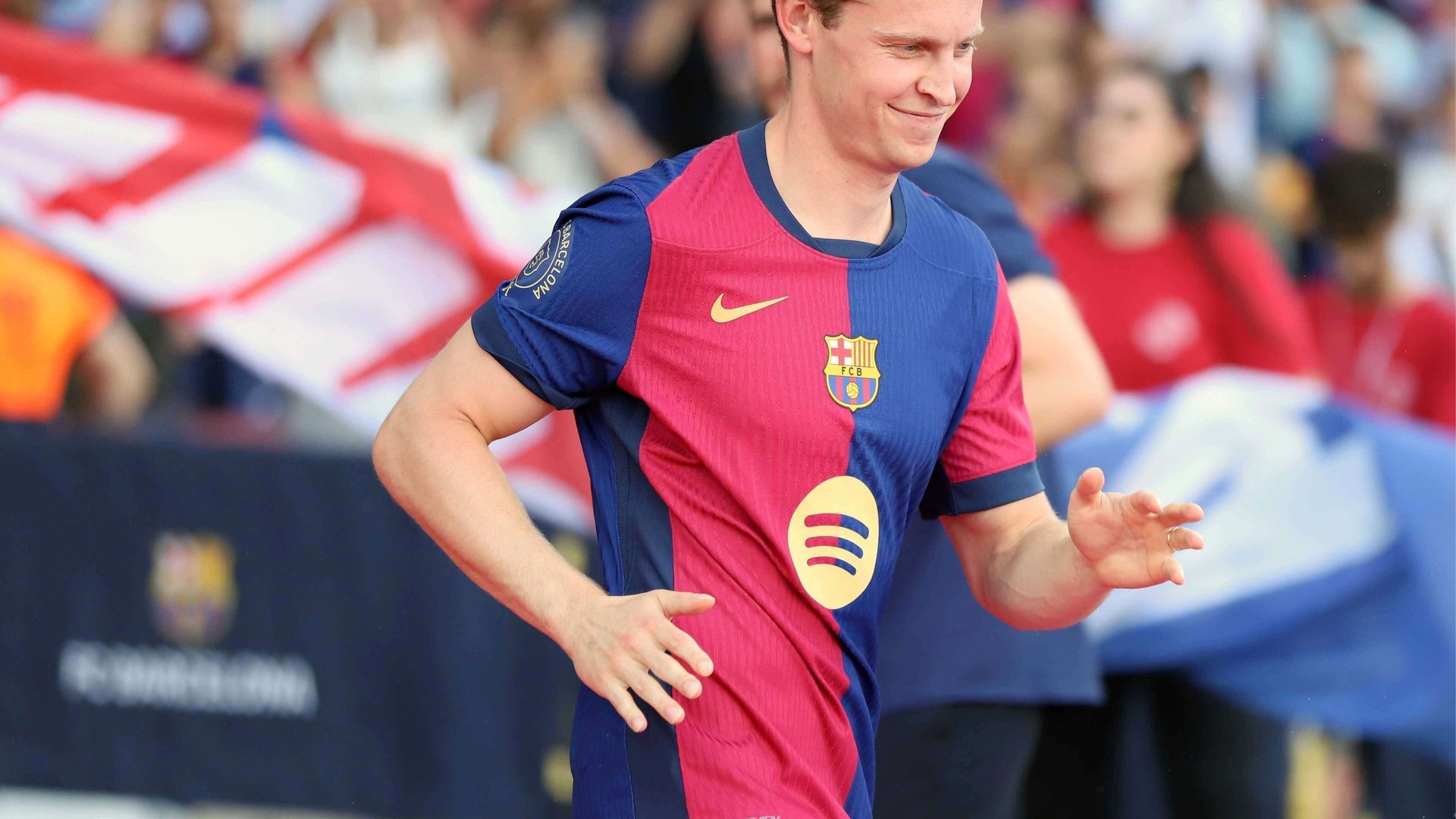 frenkie_de_jong_en_la_presentacion_del_barcelona_ante_su_aficion_foto_cordon_press.jpg