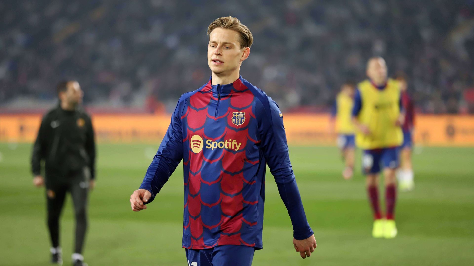 frenkie_de_jong_en_un_calentamiento_con_el_barca_foto_cordon_press_001.jpg
