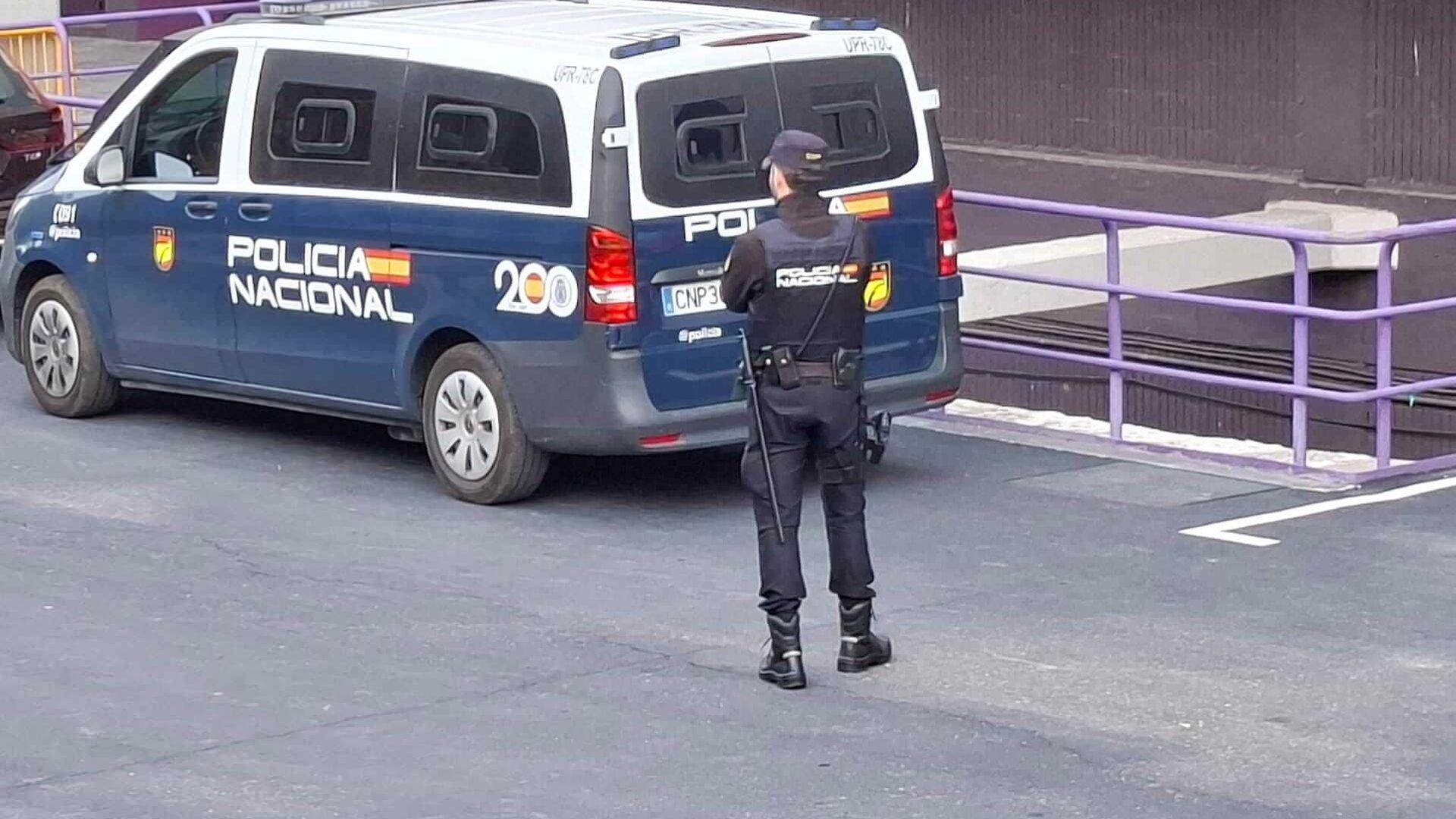 furgon_y_agentes_de_la_policia_nacional_presentes_en_el_entrenamiento_del_real_vallado_001.jpg furgon_y_agentes_de_la_policia_nacional_presentes_en_el_entrenamiento_del_real_vallado_001.jpg