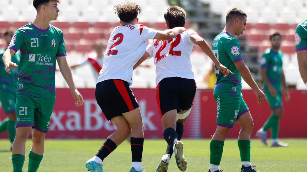 El Sevilla Atlético celebra la certificación de la permanencia