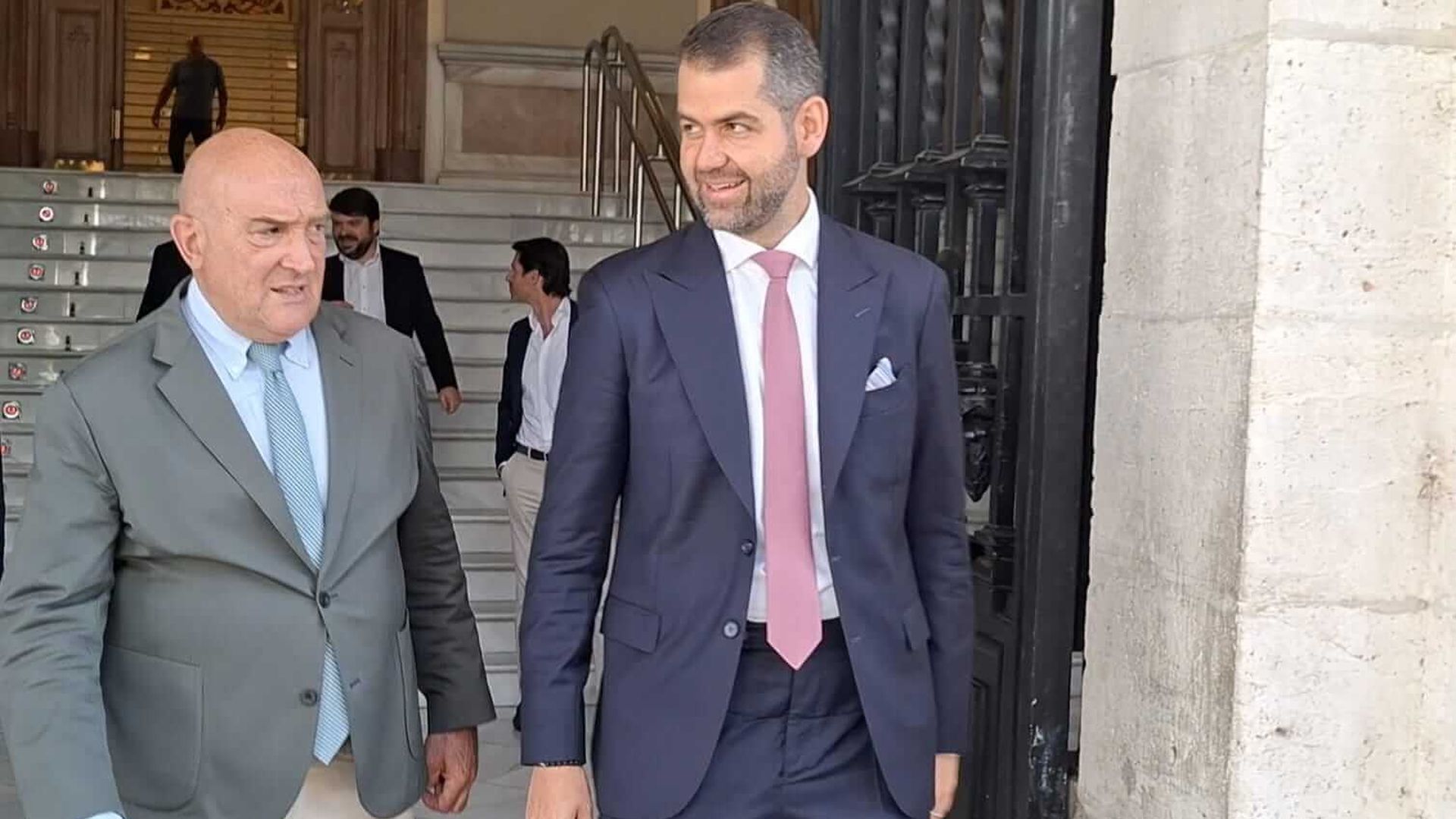 gabriel_solares_junto_a_jesus_julio_carnero_saliendo_del_ayuntamiento_001.jpeg