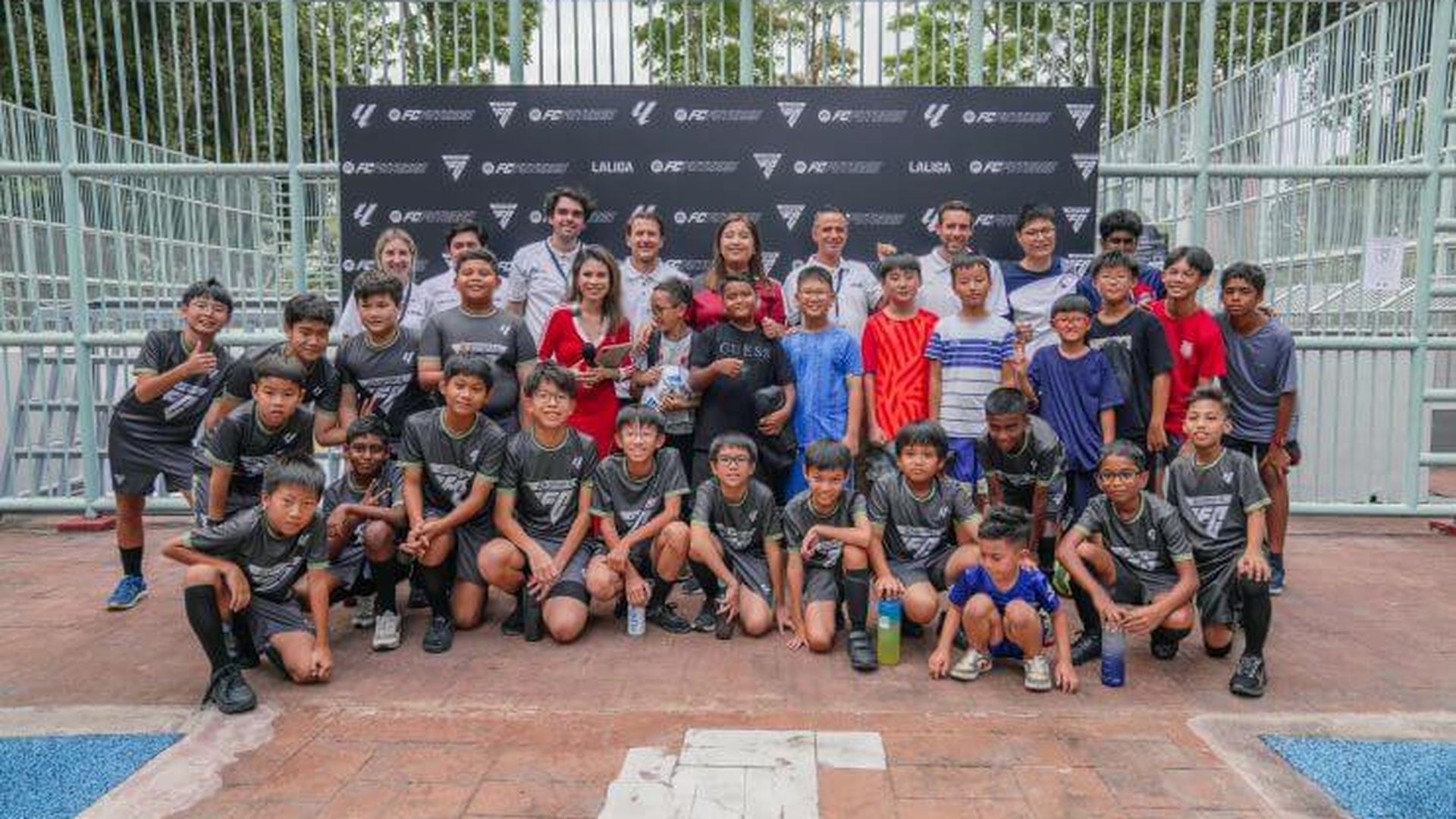 gaizka_mendieta_en_singapur_pais_de_peter_lim_001.jpeg gaizka_mendieta_en_singapur_pais_de_peter_lim_001.jpeg