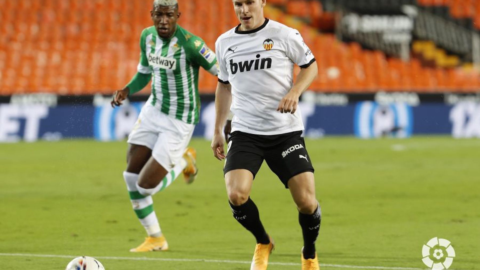 gameiro_controla_el_balon_ante_emerson_001.jpeg