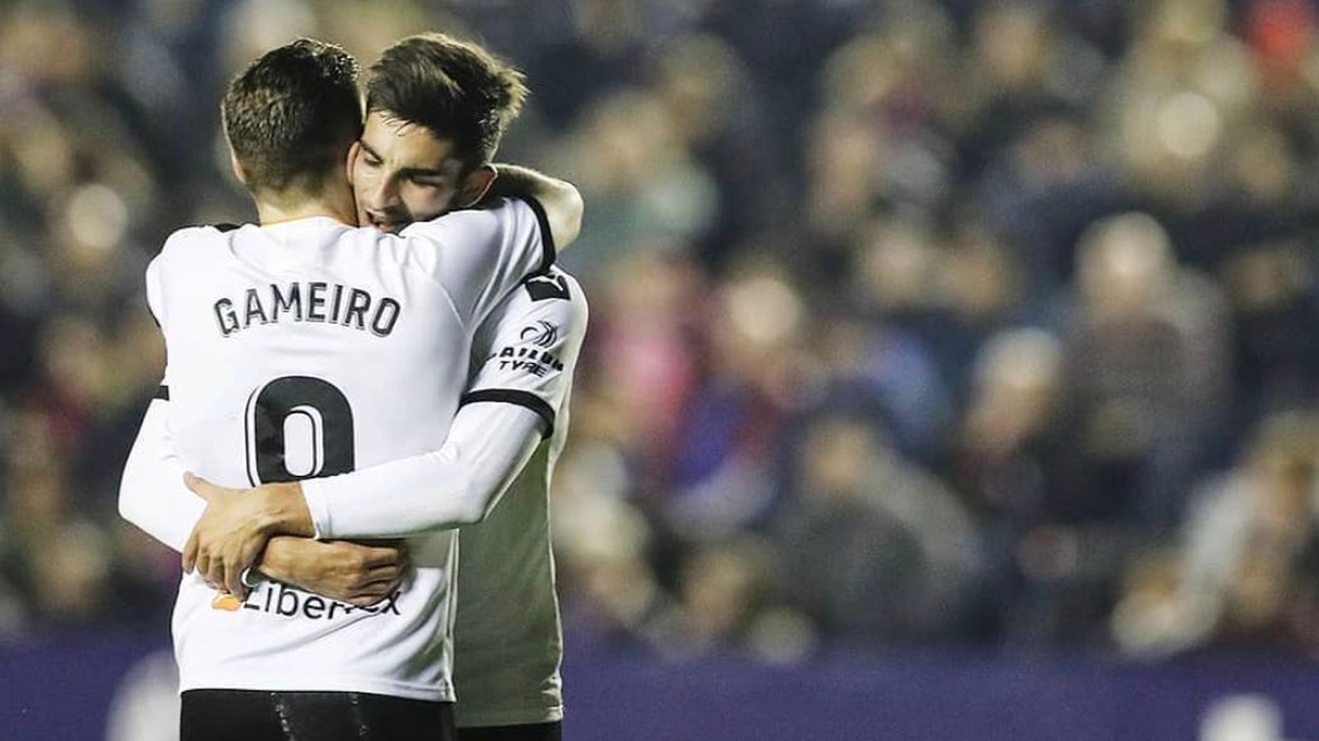 gameiro_se_abraza_a_ferran_torres_en_el_levante_valencia_foto_valencia_cf_001.png