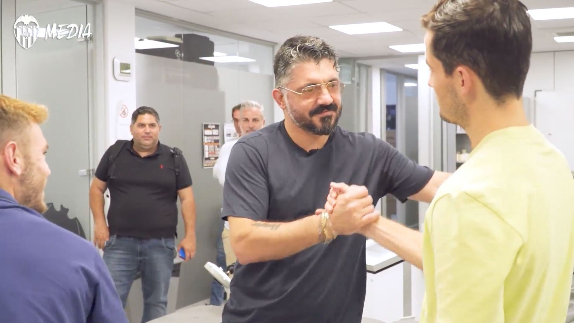 gattuso_habla_con_guillamon_y_ochotorena_001.png gattuso_habla_con_guillamon_y_ochotorena_001.png