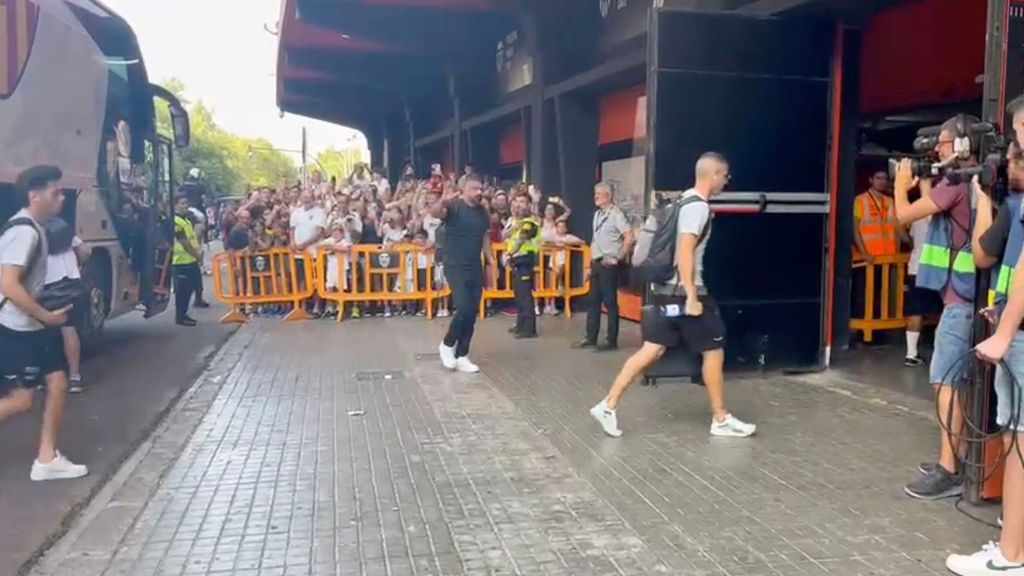 Llegada del autobús del Valencia a Mestalla para el primer partido de Liga ante el Girona