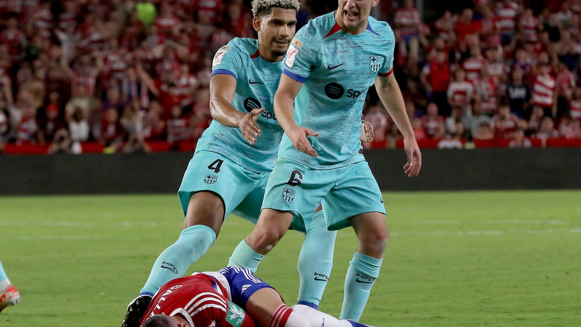 gavi_increpa_a_jose_callejon_en_el_granada_barcelona_foto_efe_001.jpg gavi_increpa_a_jose_callejon_en_el_granada_barcelona_foto_efe_001.jpg