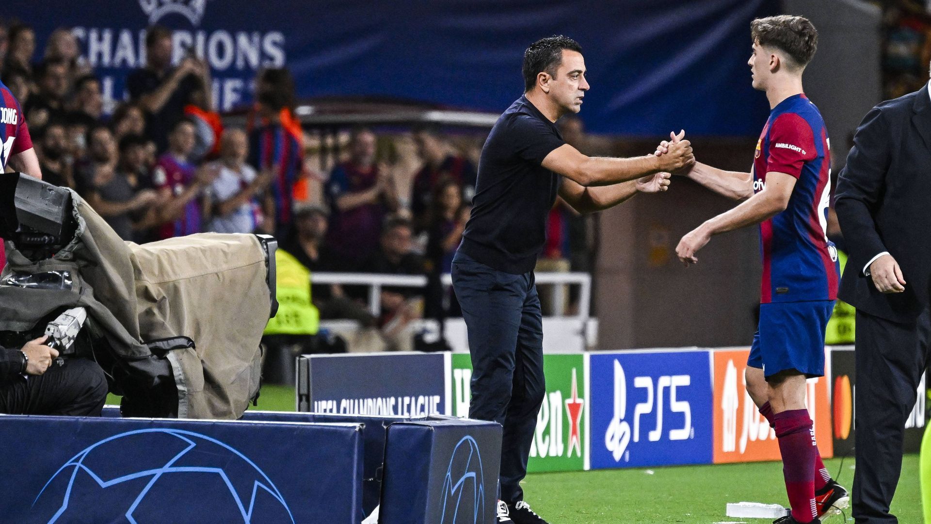 gavi_le_da_la_mano_a_gavi_en_el_barcelona_amberes_001.jpg gavi_le_da_la_mano_a_gavi_en_el_barcelona_amberes_001.jpg