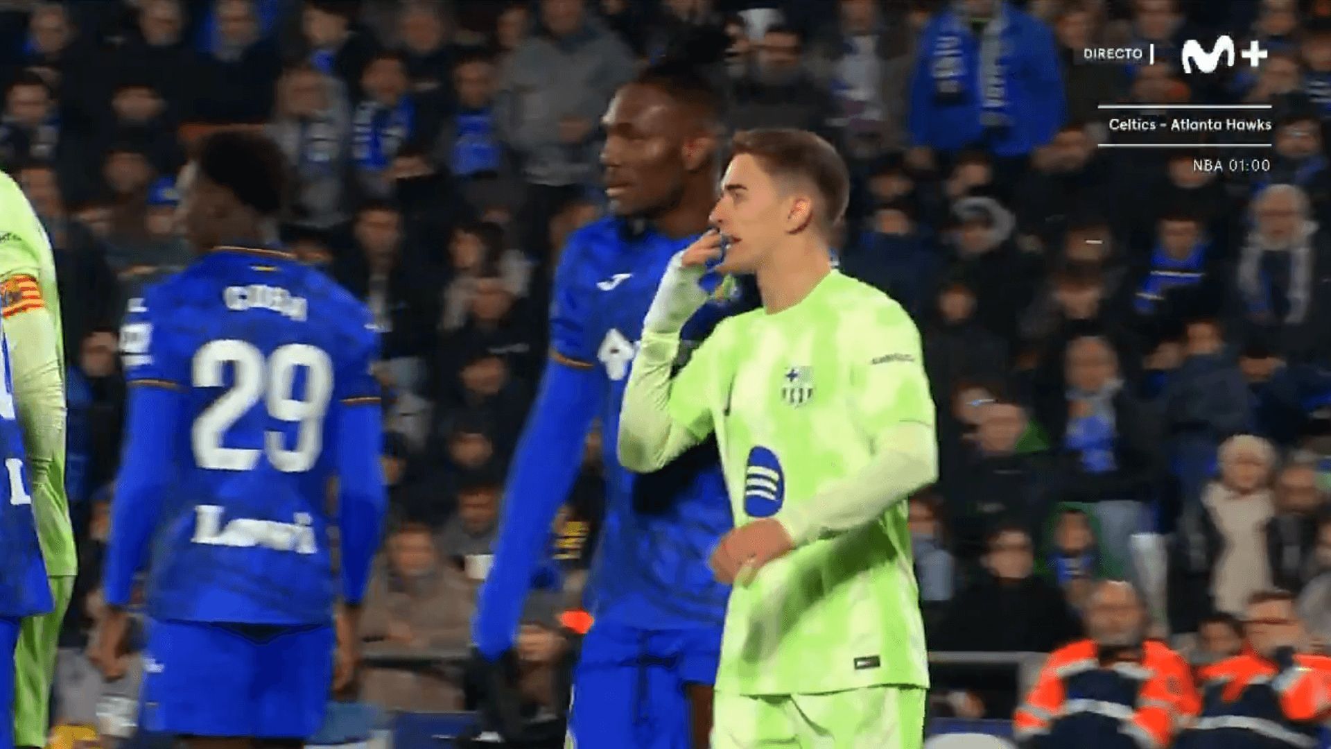 gavi_se_dirige_a_los_jugadores_del_getafe_con_la_boca_tapada.png gavi_se_dirige_a_los_jugadores_del_getafe_con_la_boca_tapada.png