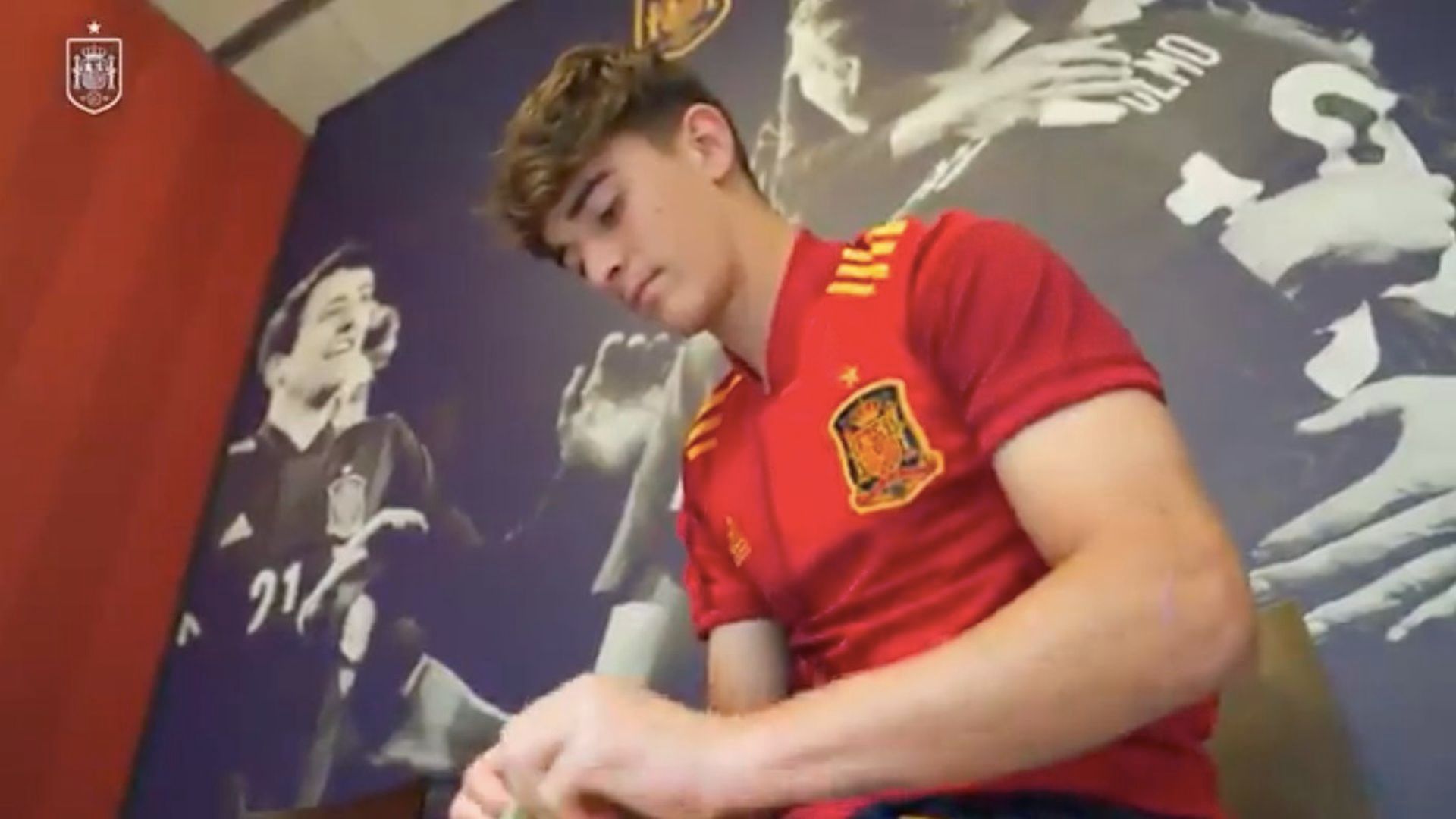 gavi_se_pone_la_camiseta_de_espana_en_su_primera_convocatoria_con_la_absoluta.png gavi_se_pone_la_camiseta_de_espana_en_su_primera_convocatoria_con_la_absoluta.png