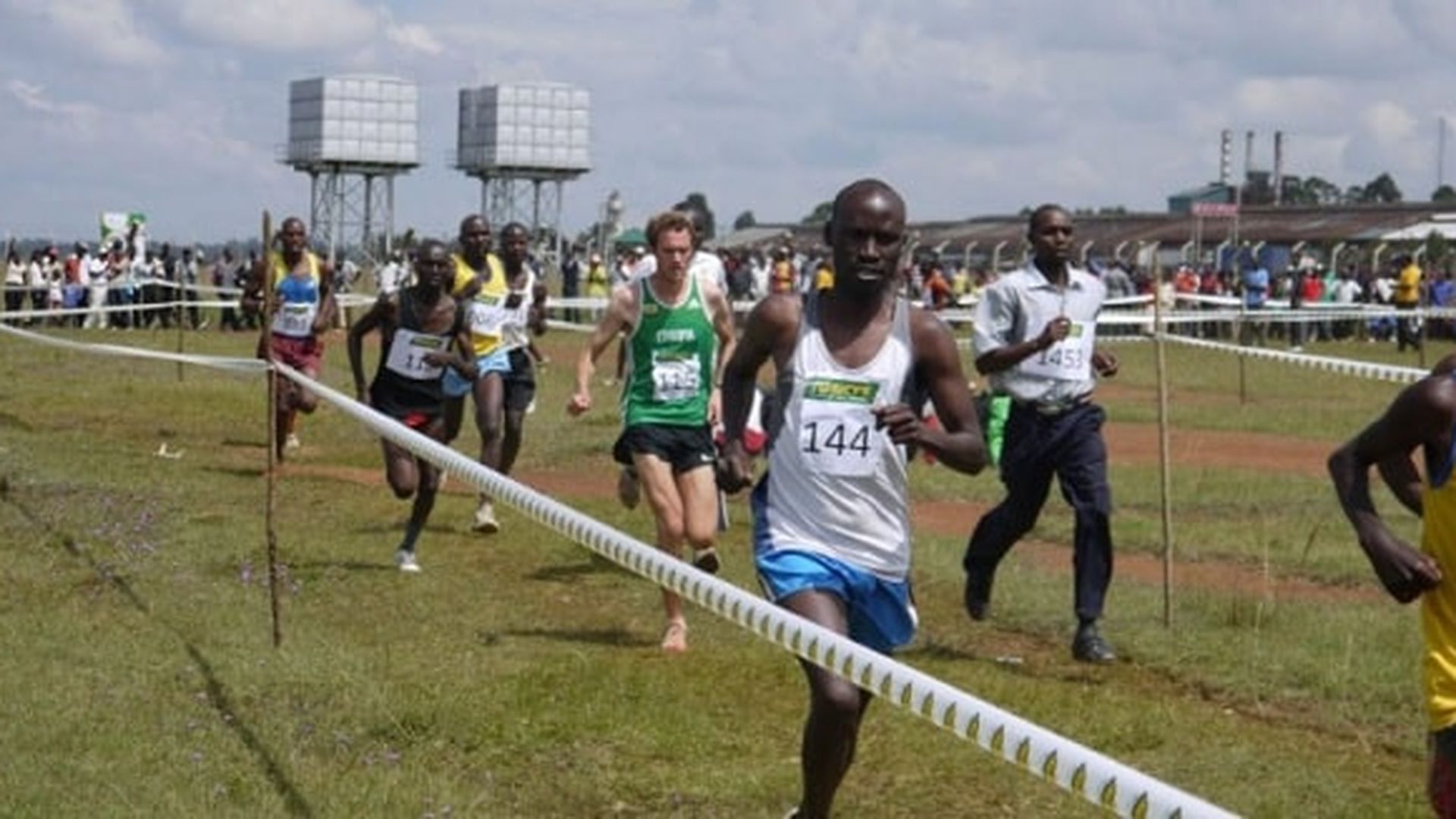 gavin_smith_por_detras_de_un_corredor_keniata_vestido_de_oficinista.jpg gavin_smith_por_detras_de_un_corredor_keniata_vestido_de_oficinista.jpg