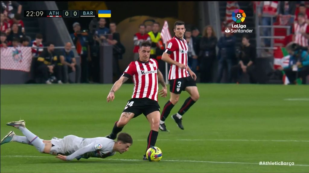 Athletic 0-0 Barcelona: Gavi se lanza al césped para tocar el balón con la cabeza