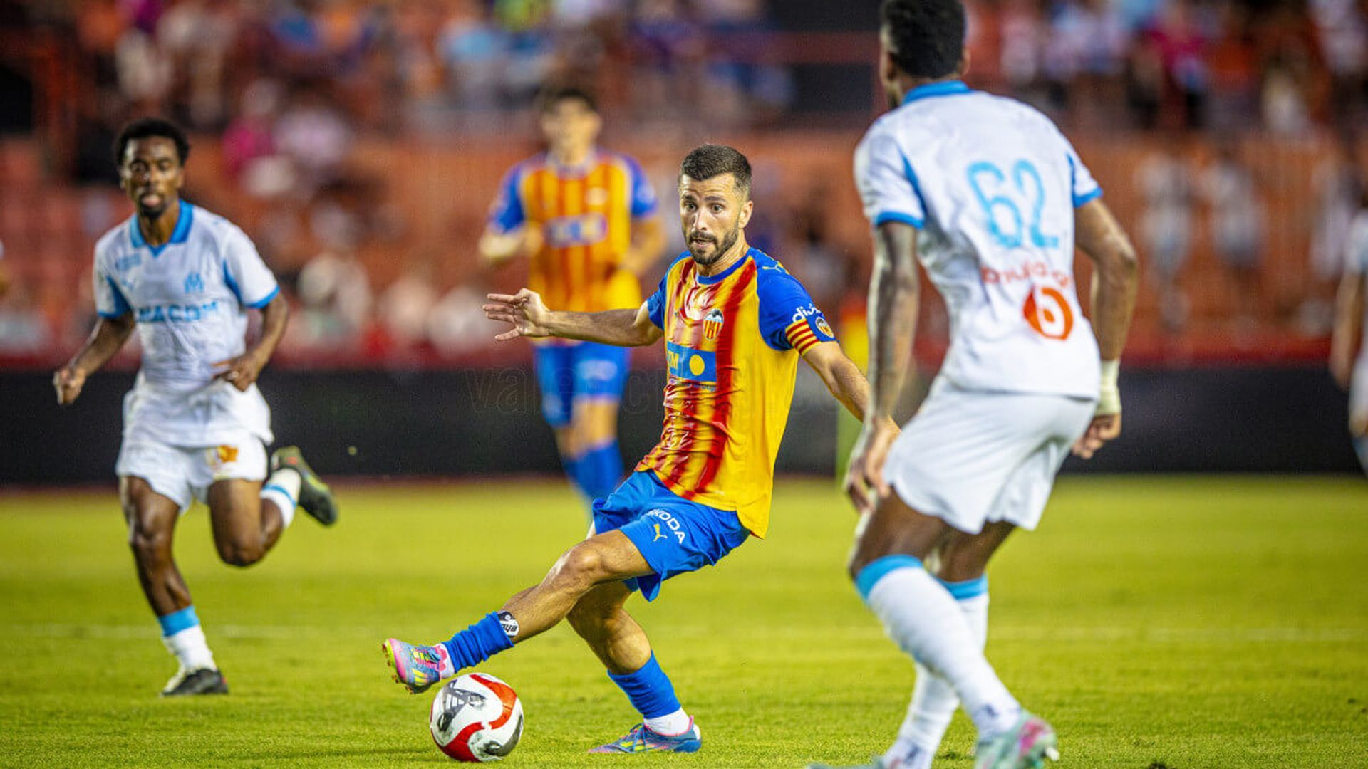 gaya_con_el_brazalete_de_capitan_foto_valencia_cf_001.jpg gaya_con_el_brazalete_de_capitan_foto_valencia_cf_001.jpg