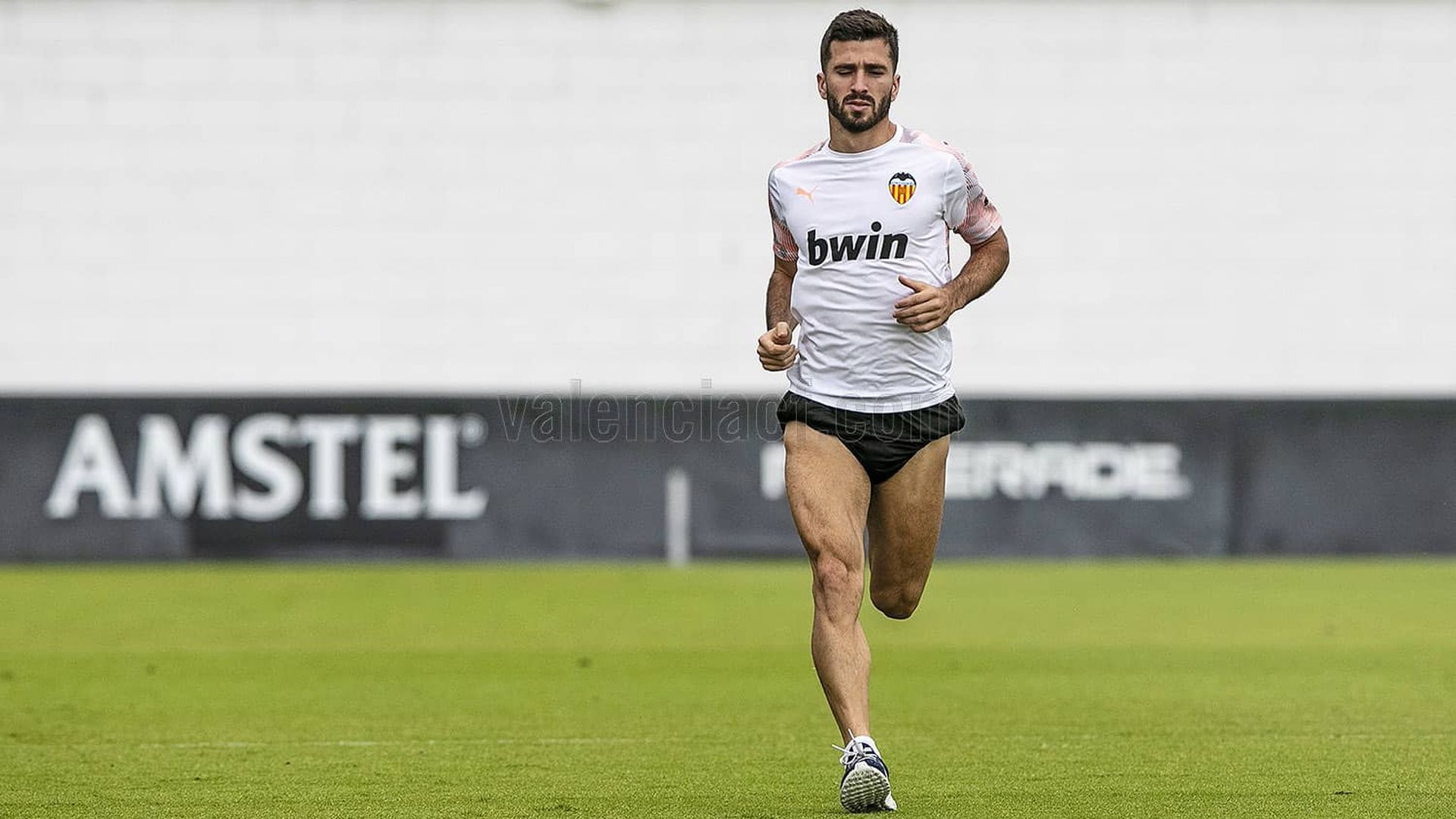 gaya_corre_al_margen_foto_lazaro_de_la_pena__valencia_cf.jpeg