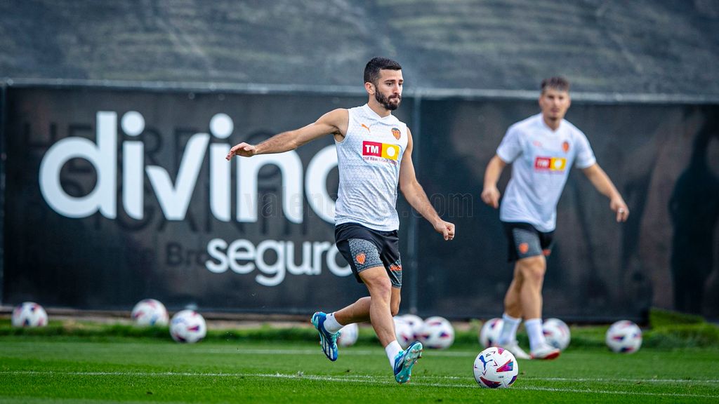 Gayà vuelve a entrenar con el Valencia