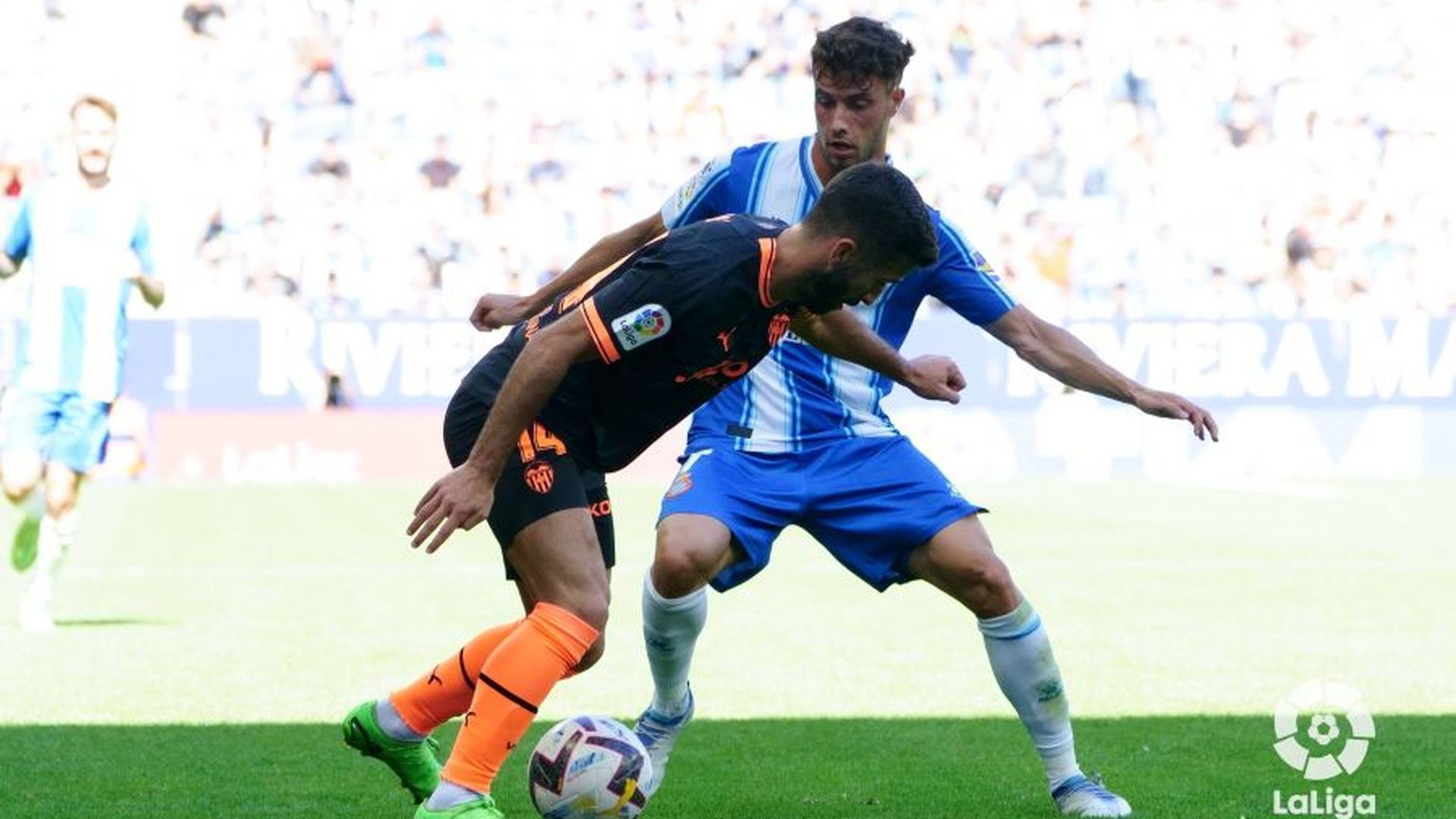 gaya_intenta_mantener_la_posesion_del_esferico_ante_puado.jpeg gaya_intenta_mantener_la_posesion_del_esferico_ante_puado.jpeg