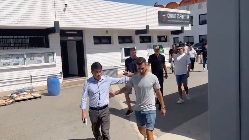 Gayà llega a la sala de prensa de Paterna arropado por el club y la plantilla