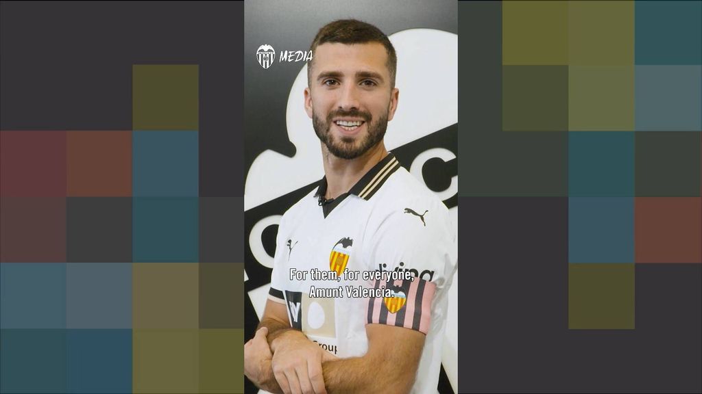 Gayà presenta el brazalete que lucirá en la lucha contra el cáncer de mama