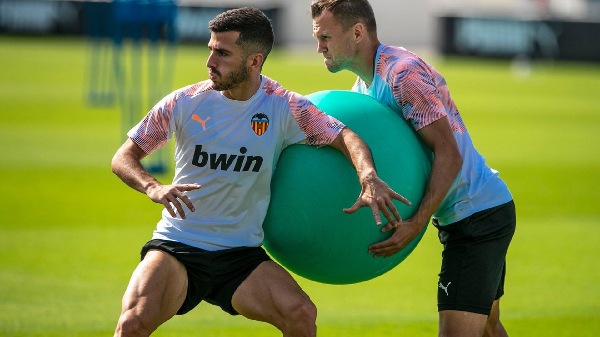 gaya_y_cheryshev_en_un_entrenamiento_foto_valencia_cf_001.jpg