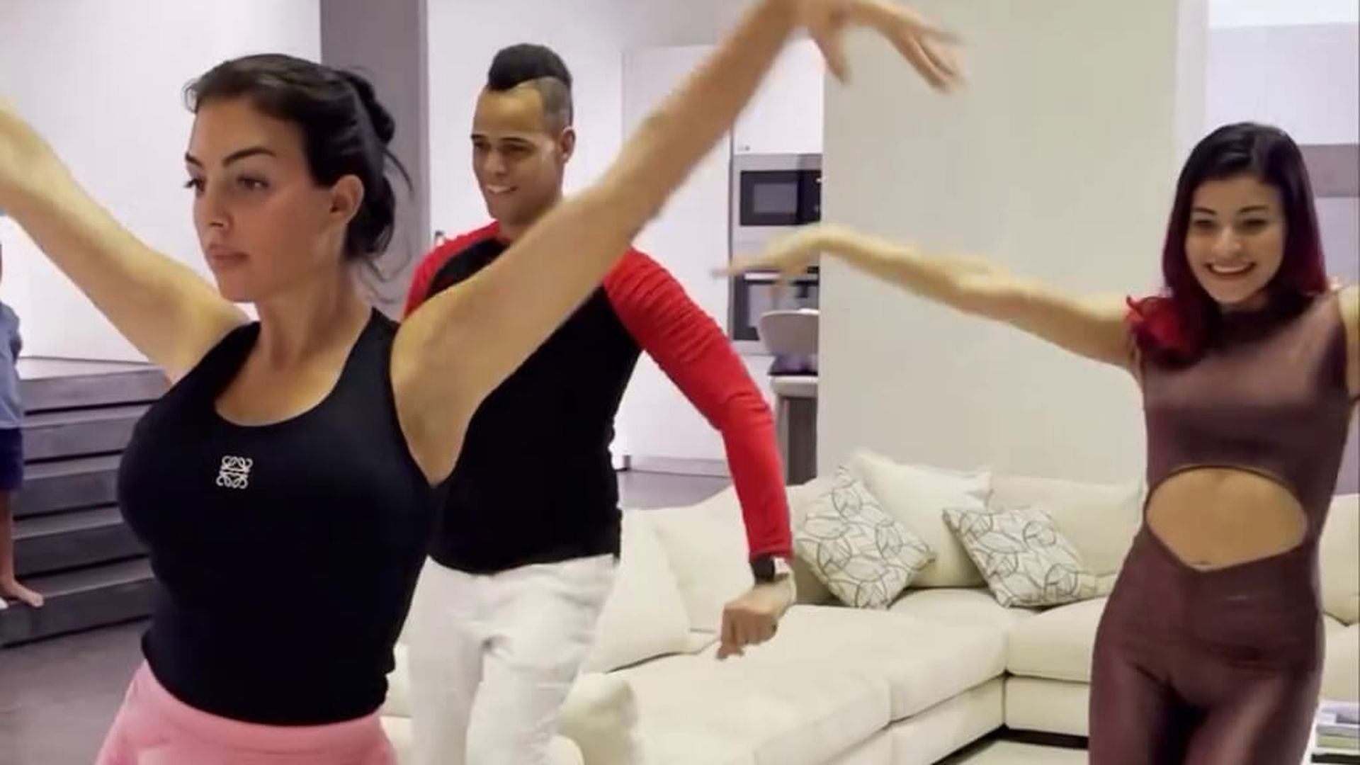 georgina_rodriguez_dando_clases_de_bachata__georginagio_001.jpg