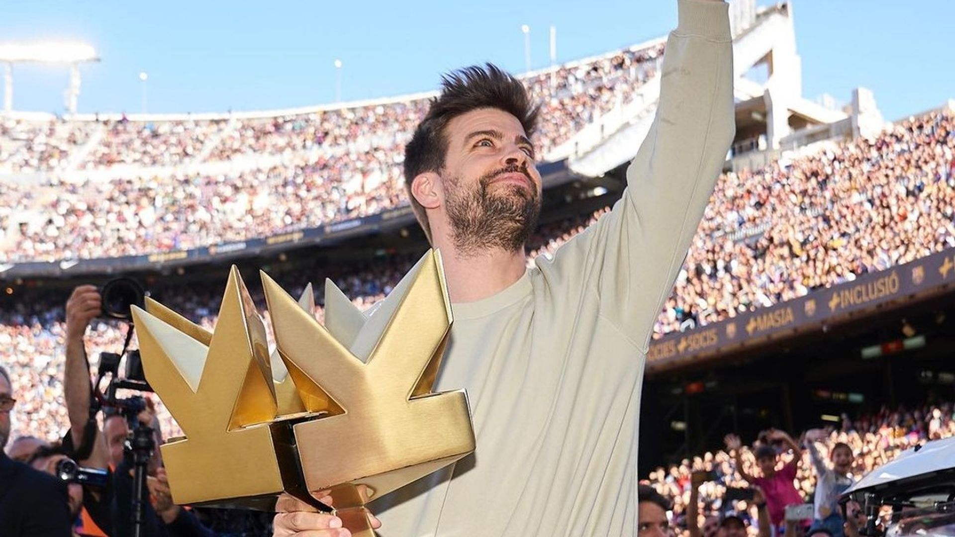 gerard_pique_en_el_camp_nou_con_el_trofeo_de_la_kings_league.jpg