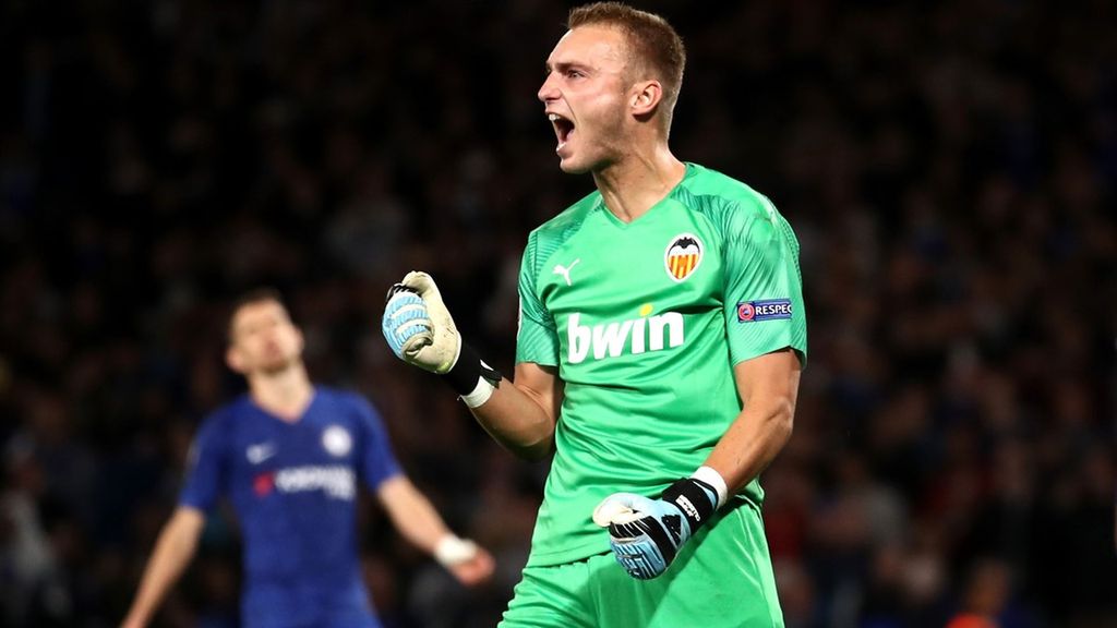 Las mejores paradas de Cillessen en el Chelsea-Valencia de la Champions