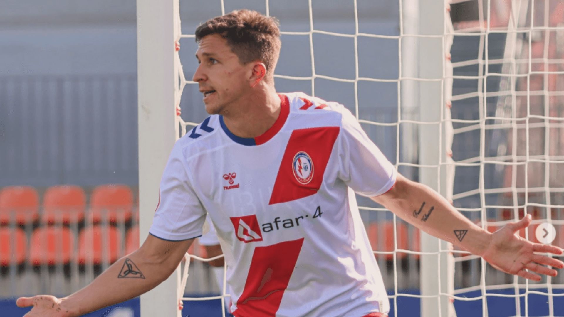 gianluca_simeone_celebra_un_gol_con_el_rayo_majadahonda.png