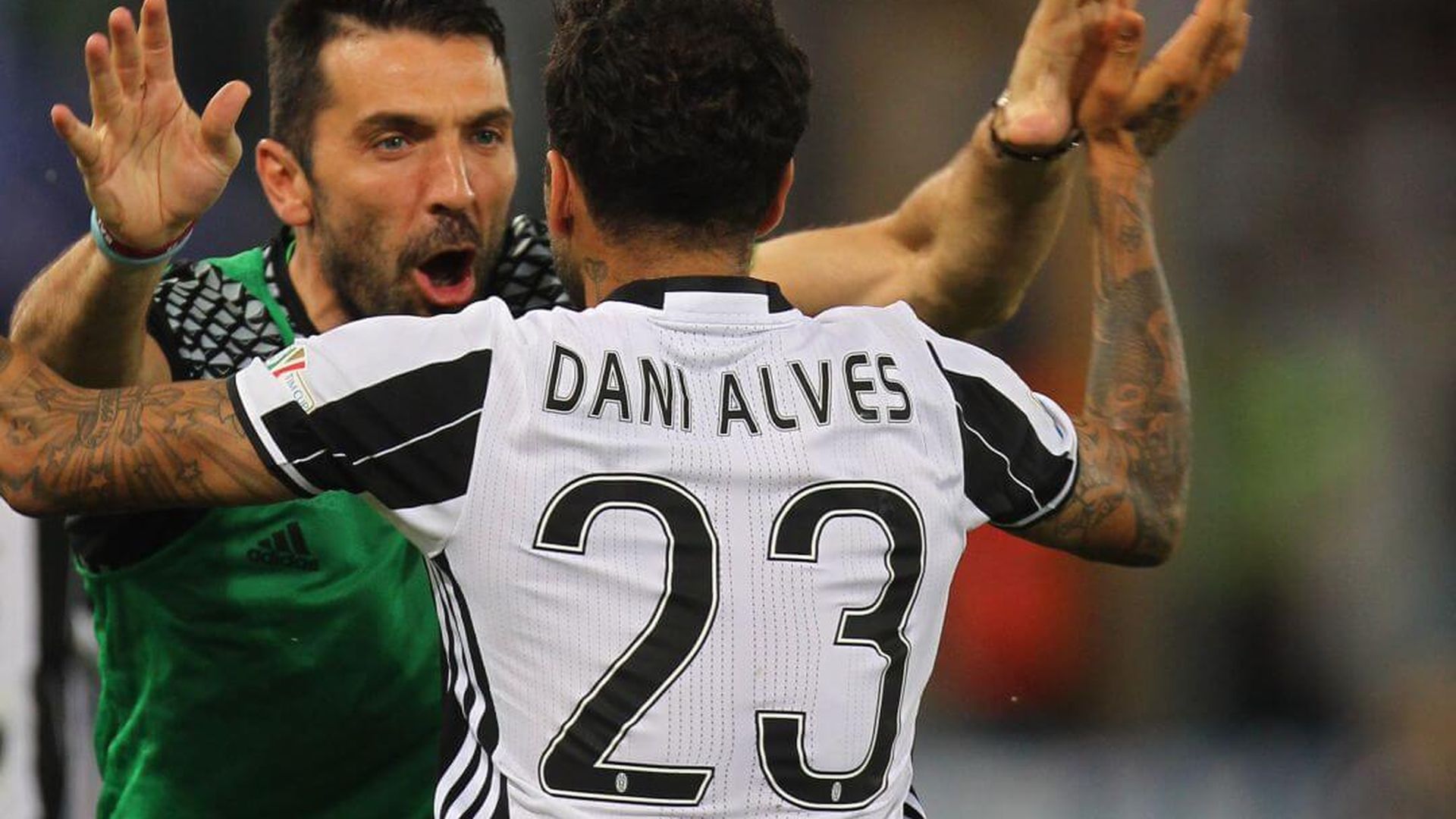gianluigi_buffon_y_dani_alves.jpg gianluigi_buffon_y_dani_alves.jpg