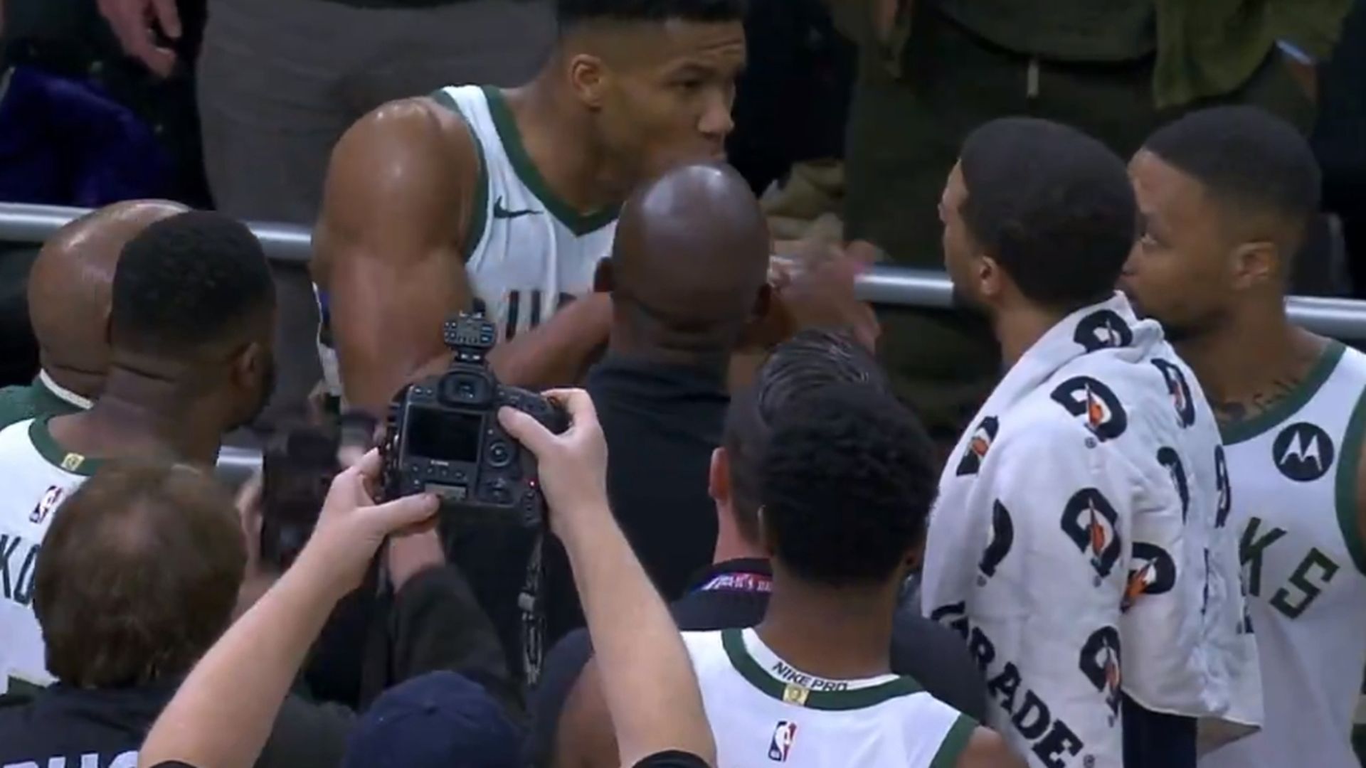 giannis_antetokounmpo_le_reclama_el_balon_a_oscar_tshiebwe_fuente__pasionbasketnba_001.jpg giannis_antetokounmpo_le_reclama_el_balon_a_oscar_tshiebwe_fuente__pasionbasketnba_001.jpg