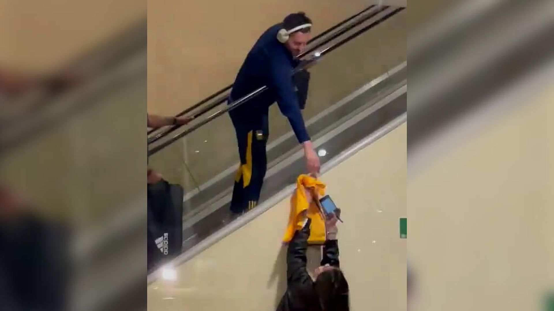 gignac_y_el_autografo_que_le_pudo_costar_la_vida_casi_se_decapita_en_unas_escaleras_me.png gignac_y_el_autografo_que_le_pudo_costar_la_vida_casi_se_decapita_en_unas_escaleras_me.png