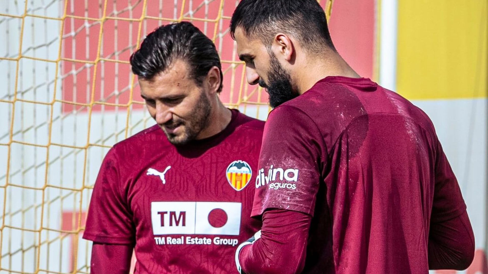 giorgi_mamardashvili_y_stole_dimitrievski_en_paterna_foto_valencia_cf_001.jpg giorgi_mamardashvili_y_stole_dimitrievski_en_paterna_foto_valencia_cf_001.jpg