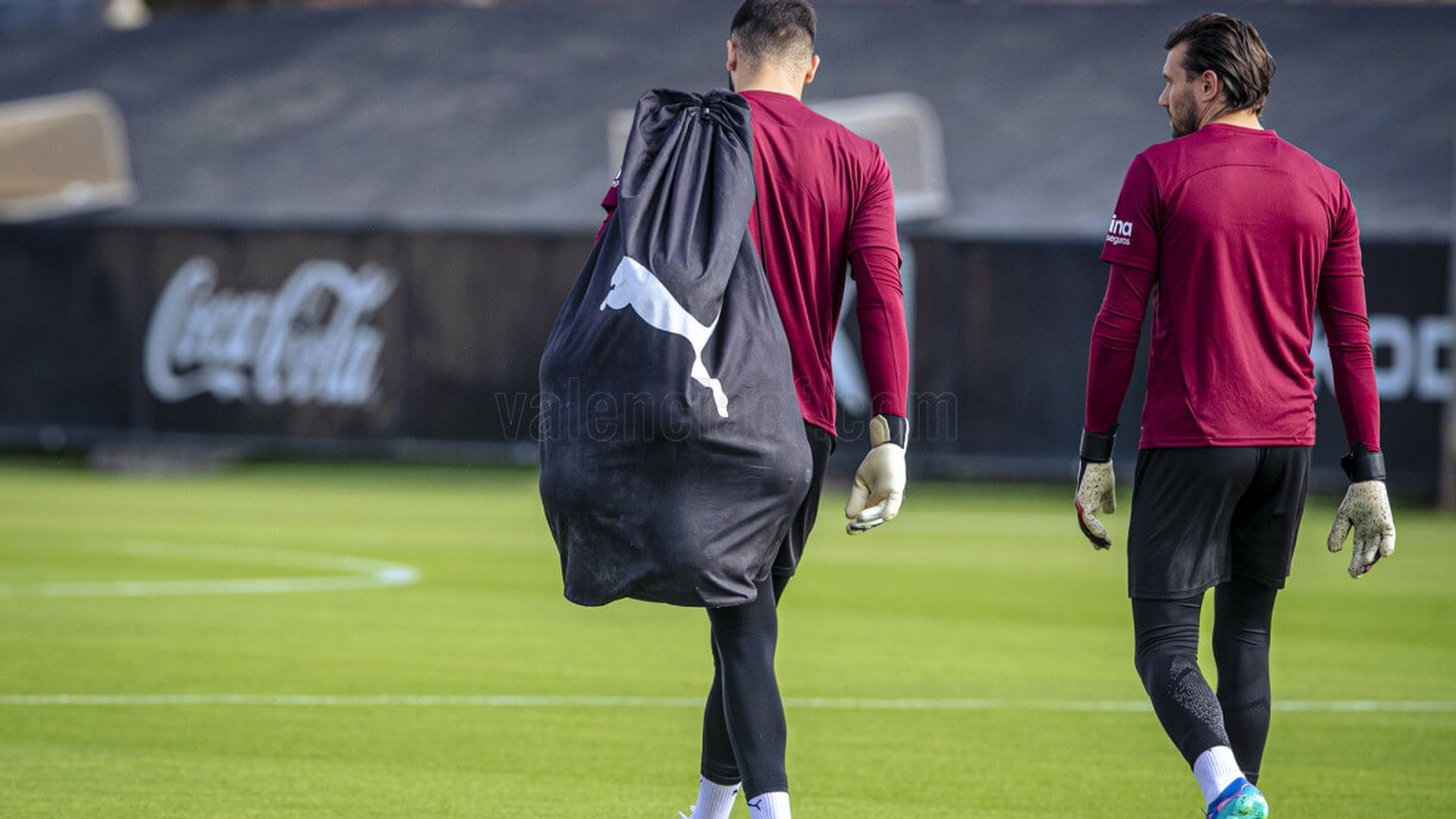 giorgi_mamardashvili_y_stole_dimitrievski_en_paterna_foto_valencia_cf.jpg giorgi_mamardashvili_y_stole_dimitrievski_en_paterna_foto_valencia_cf.jpg