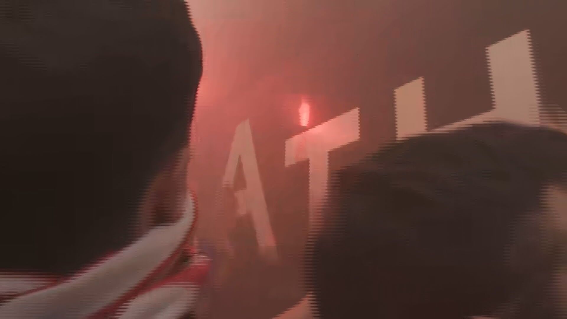 golpes_al_autobus_con_bengalas_en_la_mano_la_aficion_del_athletic_ensena_como_hay_que_.jpeg