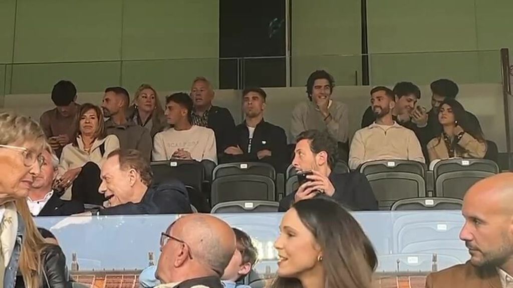 Gabriel Paulista, en el Palco de Mestalla junto a sus excompañeros