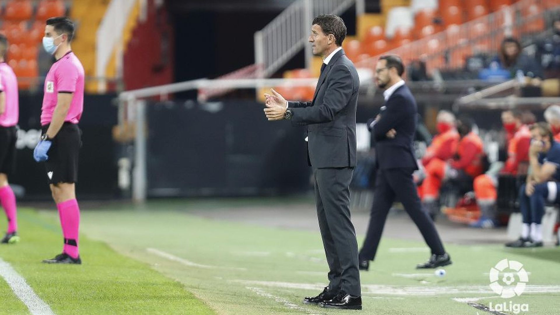 gracia_da_instrucciones_a_sus_jugadores_desde_el_area_tecnica.jpeg