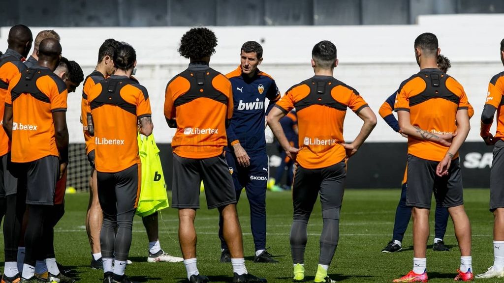 Javi Gracia prueba con Gameiro en el once titular en el entrenamiento para preparar el derbi ante el Levante
