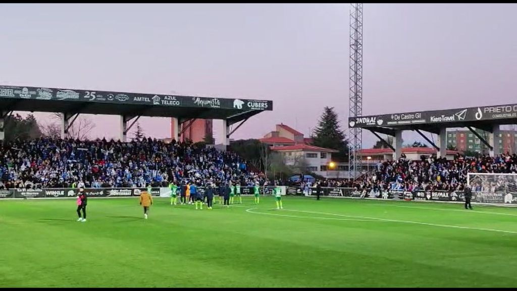 La grada del Dépor vuelve a señalar a Óscar Cano