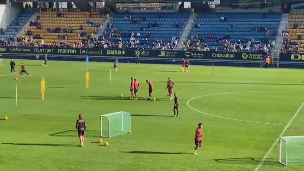 Gran ambiente en el entrenamiento del Cádiz a puerta abierta en el Nuevo Mirandilla