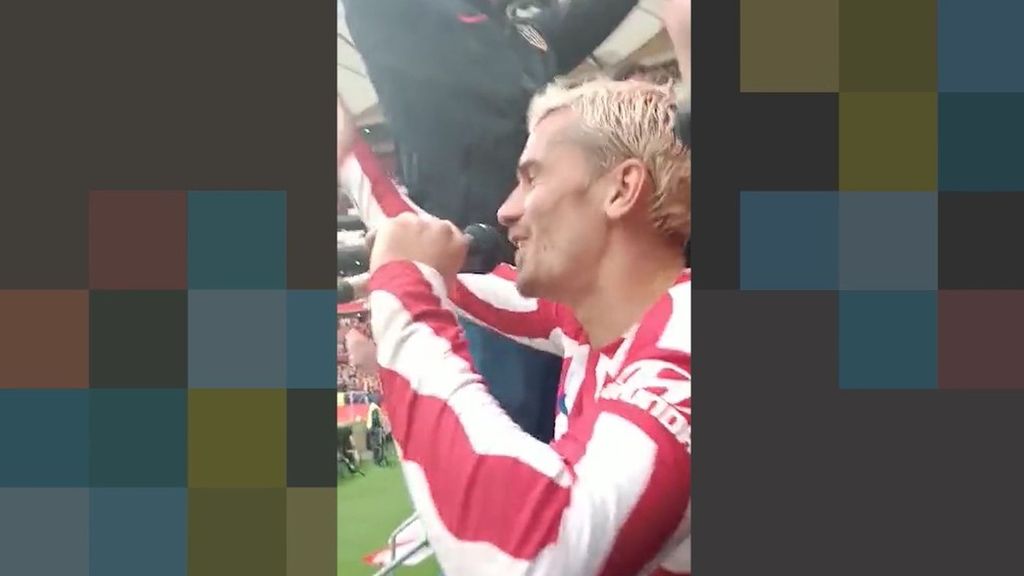 Griezmann celebra el final de curso en medio de la grada