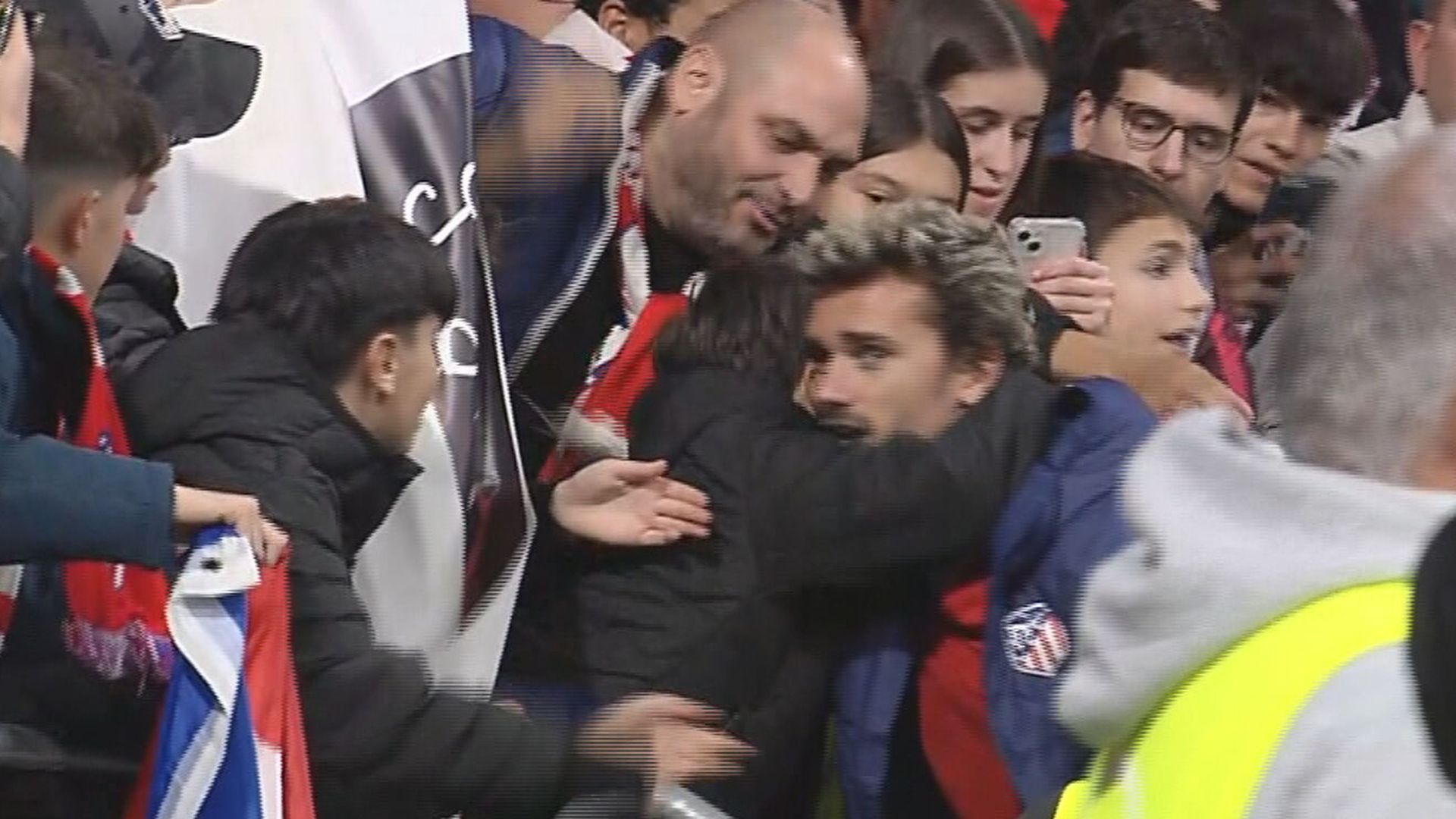 griezmann_regalo_una_camiseta_a_un_aficionado_nada_mas_acabar_el_partido.jpg griezmann_regalo_una_camiseta_a_un_aficionado_nada_mas_acabar_el_partido.jpg