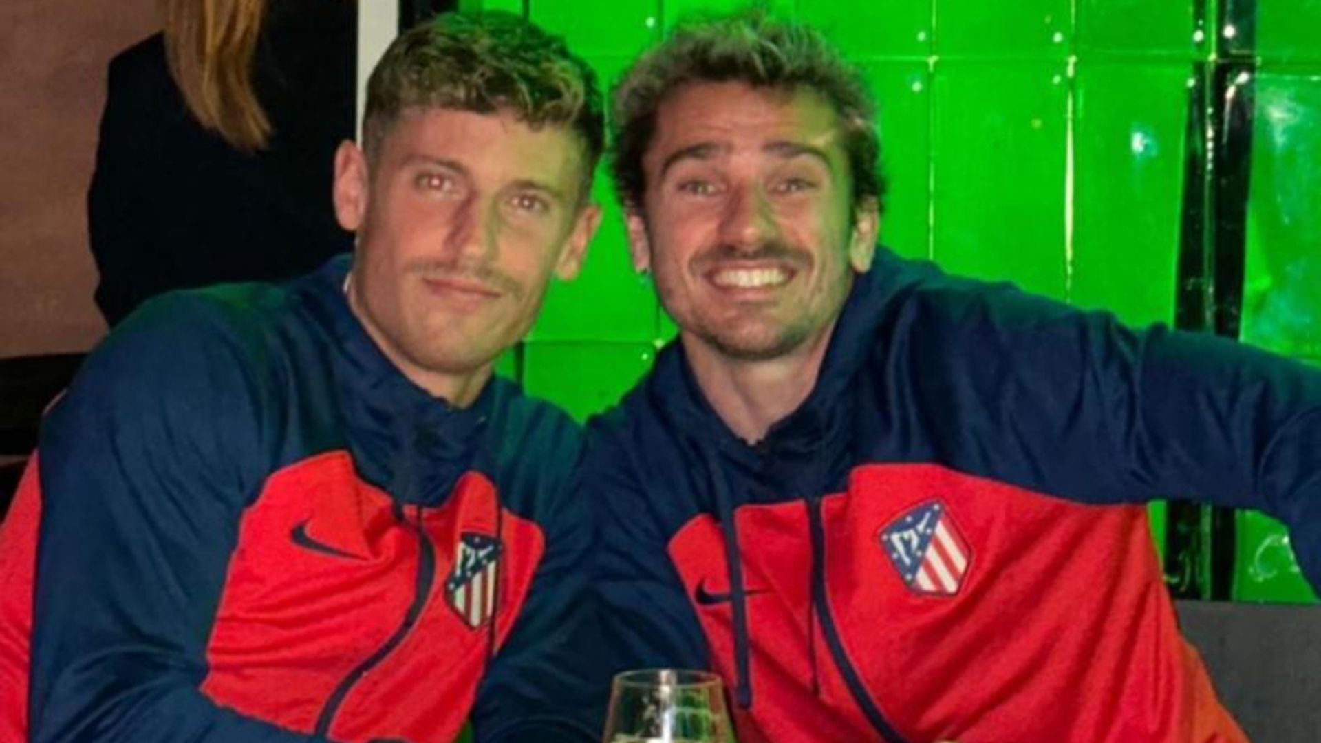 griezmann_y_marcos_llorente_celebran_la_victoria_en_rhudo__marcosllorente_001.jpg
