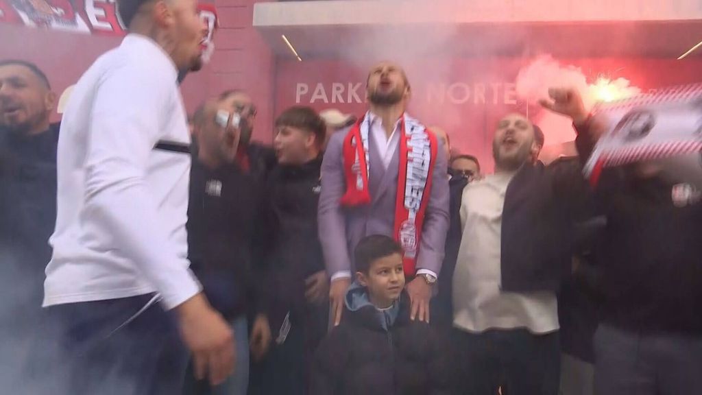 El homenaje de Biris Norte a Krychowiak con cánticos y bengalas