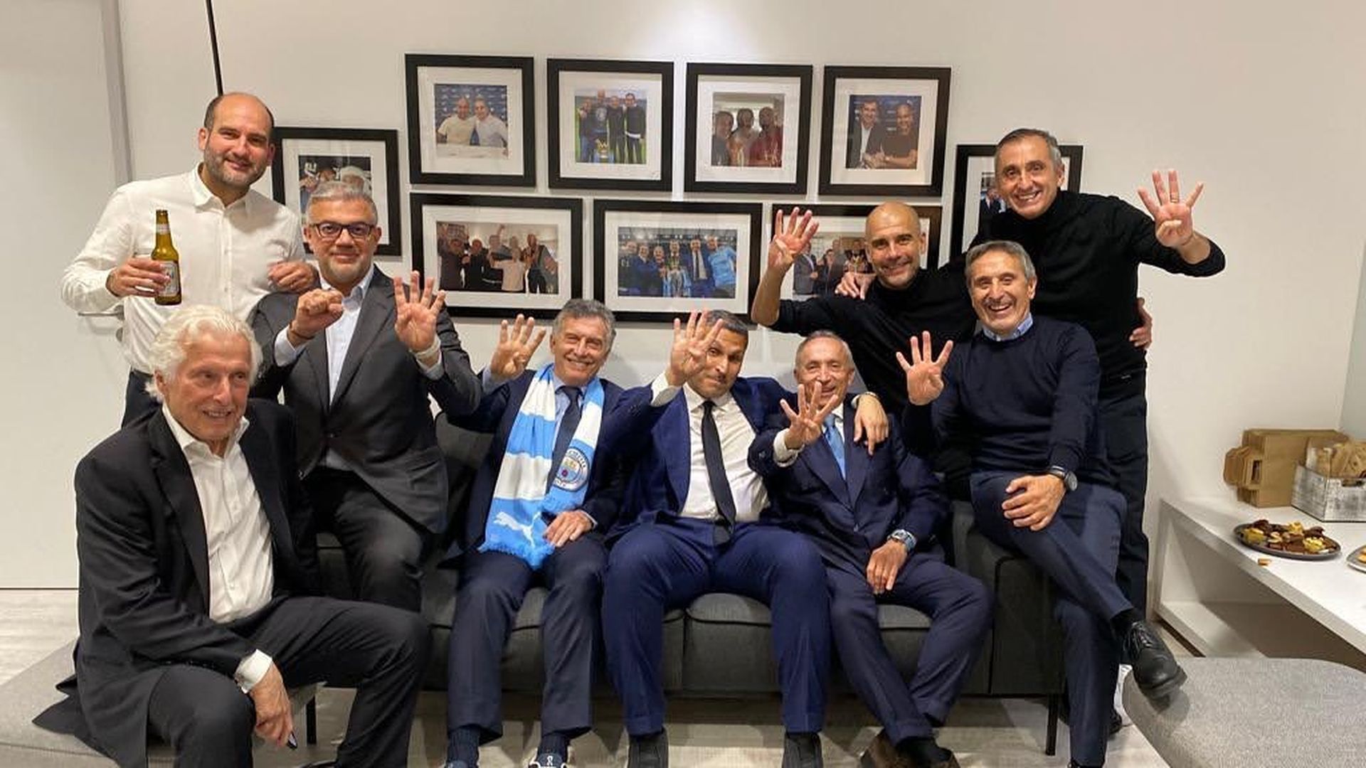 guardiola_mostrando_los_cuatro_dedos.jpg guardiola_mostrando_los_cuatro_dedos.jpg